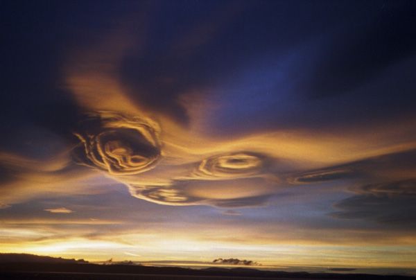 UFO-like Lenticular, Stratocumulus Lenticularis photo